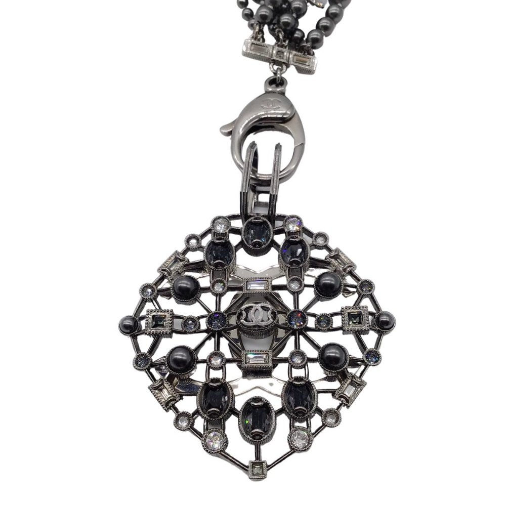 CHANEL GUNMETAL 2017 CRYSTAL EMBELLISHED CC LOGO TRIPLE STRAND PEARL NECKLACE - Picture 4 of 13